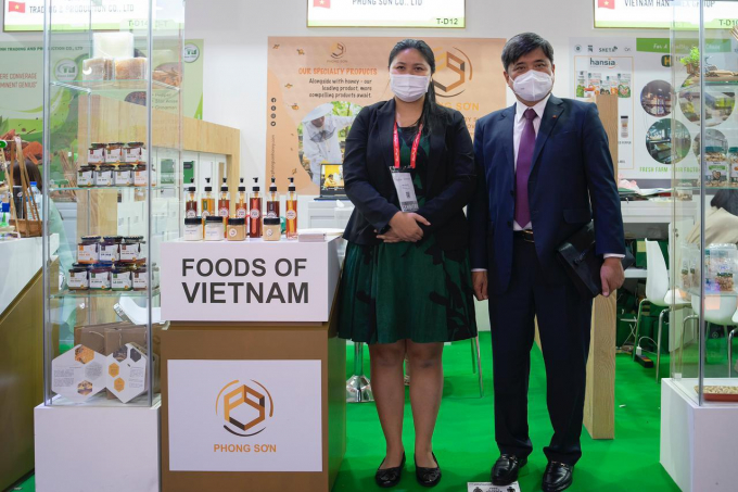 Deputy Minister Tran Thanh Nam visiting the booth displaying Vietnamese products at the exhibition. Photo: Cao Tu.