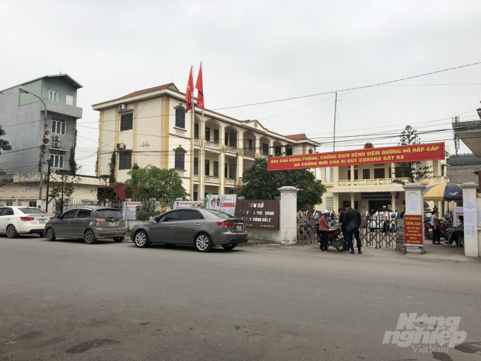 Nhiều người đến UBND phường Đông Hải 2, quận Hải An làm thủ tục để xin giấy xác nhận ra vào Hải Phòng chiều 10/4, bỏ lơ quy định về phòng chống dịch Covid-19. Ảnh: Đinh Mười.