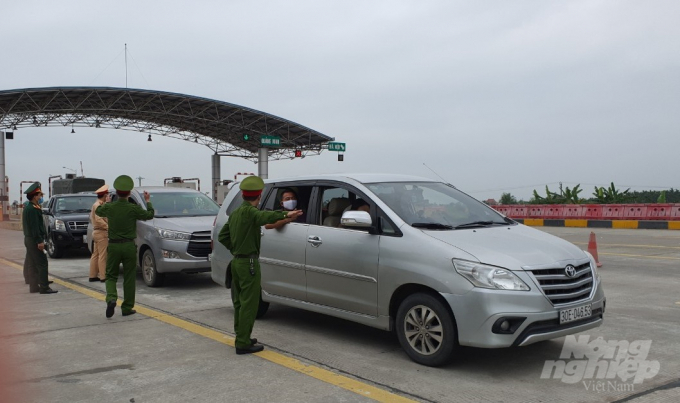 Chốt kiểm dịch số 3 đóng phía sau Trạm thu phí đường cao tốc Hà Nội – Hải Phòng, nhánh xuống đường 353, quận Dương Kinh. Ảnh: Đinh Mười.
