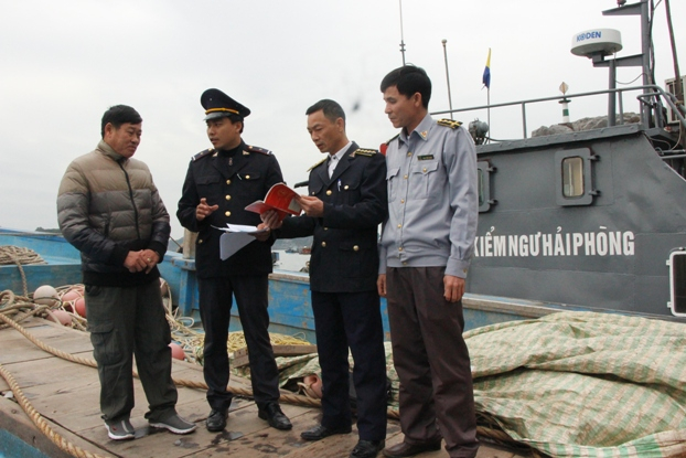 Tuyên truyền pháp luật cho ngư dân tại cảng cá Ngọc Hải. Ảnh: Kiên Cường.