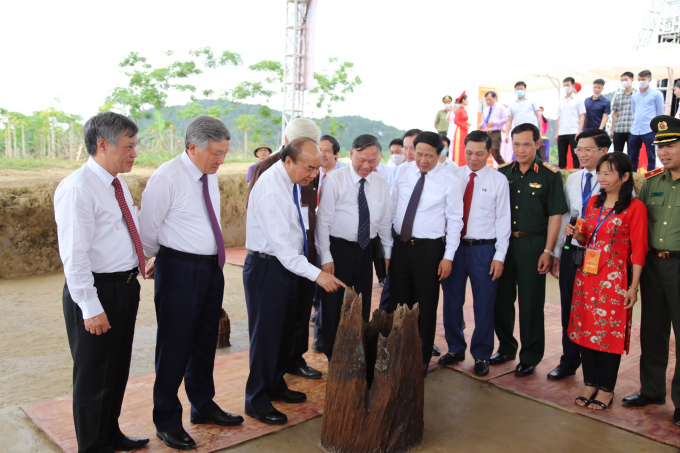 Thử tướng Chính phủ cùng lãnh đạo TP Hải Phòng và các nhà khoa học thăm bãi cọc Cao Qùy sáng nay. Ảnh: TPHP.