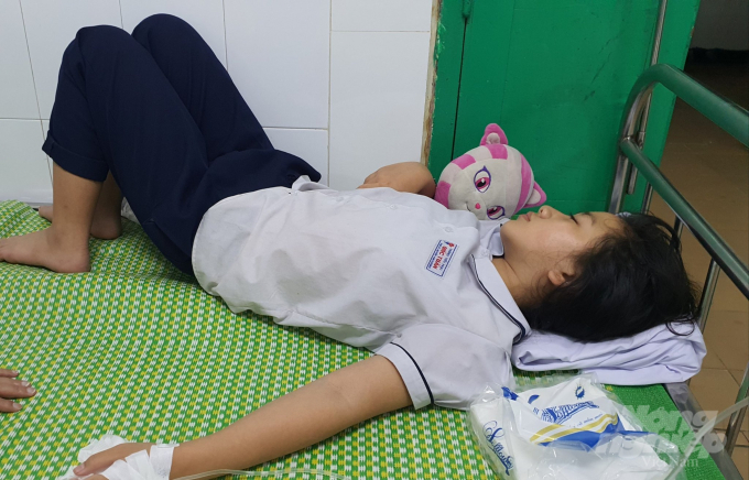 Cháu Giang đang điều trị tại phòng cấp cứu, Bệnh viện Trẻ Em. Ảnh: Đinh Mười.