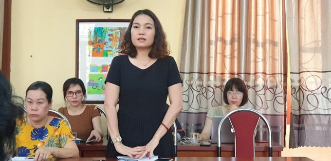 Bà Đào Thị Cẩm Ly - Hiệu trưởng Trường Tiểu học Quang Trung báo cáo vụ việc với lãnh đạo UBND TP Hải Phòng. Ảnh: Minh Hảo.