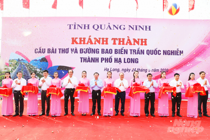 Thủ tướng Nguyễn Xuân Phúc đến dự, cắt băng khánh thành đường bao biển Trần Quốc Nghiễn (TP Hạ Long). Ảnh: Anh Thắng.