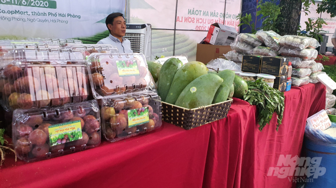 Các sản phẩm nông nghiệp là thế mạnh của các địa phương ở Sơn La đều tham gia tuần lễ giới thiệu nông sản. Ảnh: Đinh Mười.
