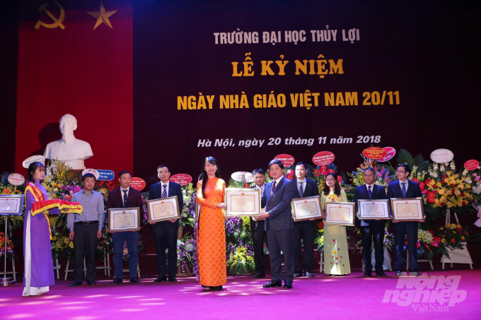 PGS. TS Đồng Kim Hạnh nhiều lần được khen thưởng vì những đóng góp cho nghề. Ảnh: CTV