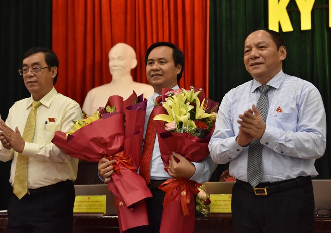 Ông Võ Văn Hưng (giữa) - Tân Chủ tịch UBND tỉnh Quảng Trị. Ảnh: Đ.Q.