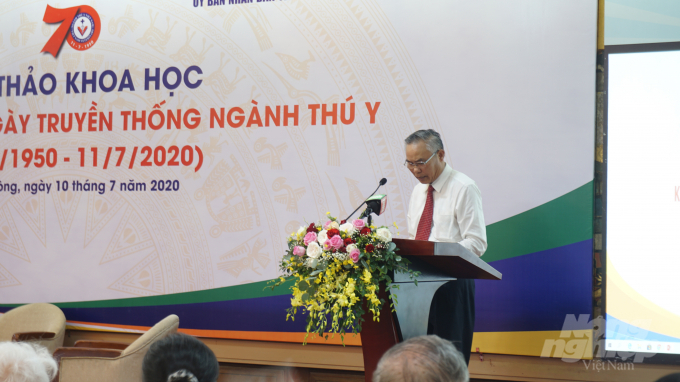 Thứ trưởng Phùng Đức Tiến phát biểu khai mạc Hội thảo khoa học Kỷ niệm 70 năm ngày truyền thống ngành Thú y Việt Nam. Ảnh: Đinh Mười.