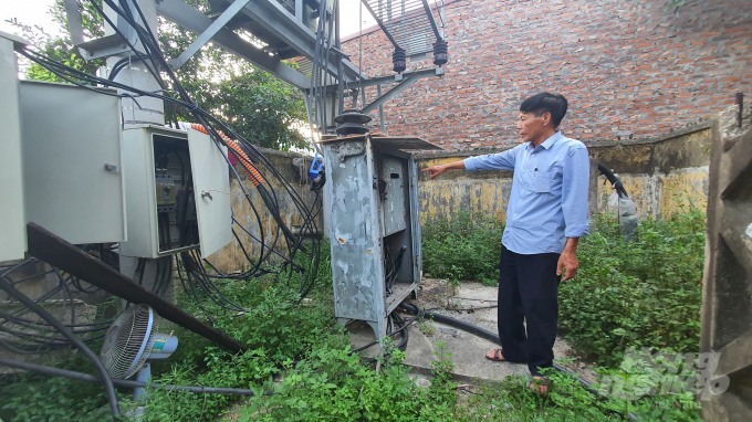 Ông Nguyễn Văn Tiến, PGĐ HTX NN và Điện năng Nam Sơn chỉ cho PV việc đã cố gắng hết sức để cung cấp điện cho người dân. Ảnh: Đinh Mười.