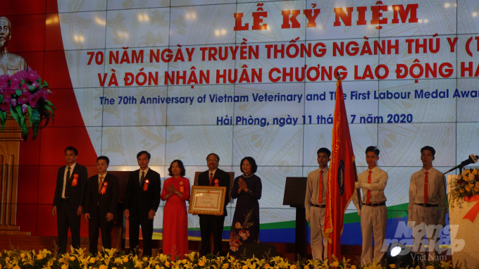 Phó Chủ tịch nước Đặng Thị Ngọc Thịnh trao Huân chương Lao động hạng Nhất cho đại diện Cục Thú y. Ảnh: Đinh Mười.