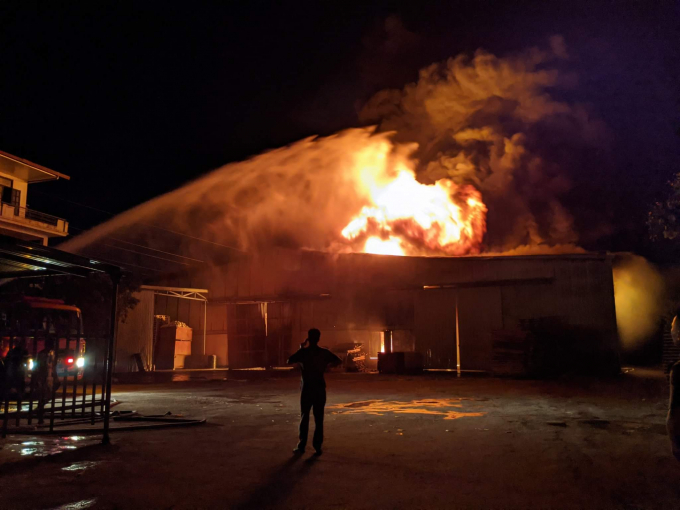 Đám cháy dữ dội tại bãi tập kết gỗ của Công ty Hoa Đại. Ảnh: CAHP.