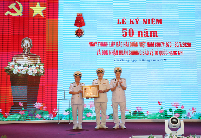 Chuẩn Đô đốc Đặng Minh Hải thừa ủy quyền Chủ tịch nước trao Huân chương Bảo vệ Tổ quốc hạng Nhì cho Báo Hải quân Việt Nam. Ảnh: Báo Hải quân.