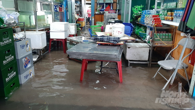Nhiều hộ kinh doanh tại đường Trần Hưng Đạo bất lực nhìn phương tiện ngập trong nước và tràn vào nhà.