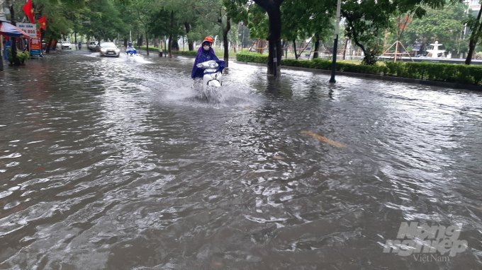 Đường phố Hải Phòng bị ngập vào chiều tối ngày 2/8 do hoàn lưu bão số 2 gây mưa lớn. Ảnh: Đinh Mười.