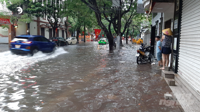 Người dân trên đường Minh Khai, quận Hồng Bàng mong ngóng trời tạnh mưa, nước rút để cuộc sống trở lại bình thường.