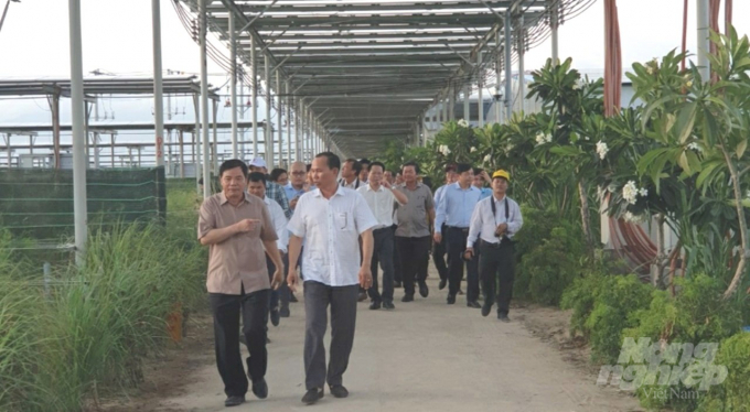Bộ trưởng Bộ NN-PTNT Nguyễn Xuân Cường thăm Trang trại Nông nghiệp hữu cơ Tiên Tiến. Ảnh: KS