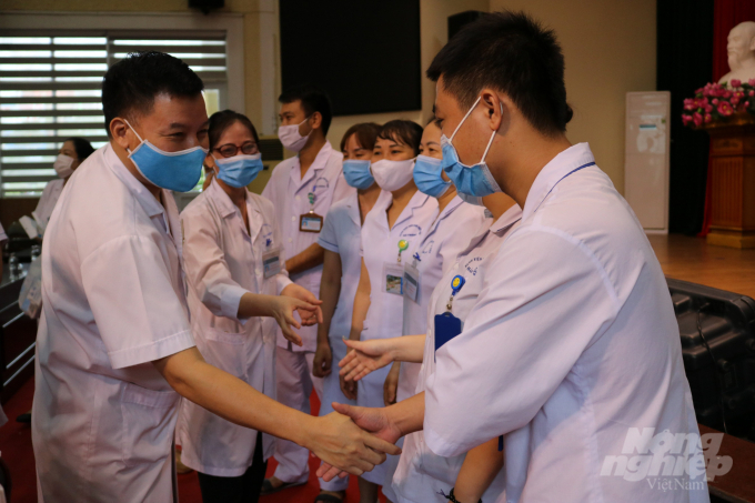 Lãnh đạo Bệnh viện Việt Tiệp động viên đoàn công tác yên tâm hoàn thành nhiệm vụ. Ảnh: NNVN.
