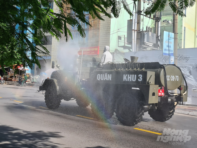 Xe tiêu tẩy của Quân khu 3 phun khử trùng đường phố Hải Phòng sáng nay. Ảnh: PL.