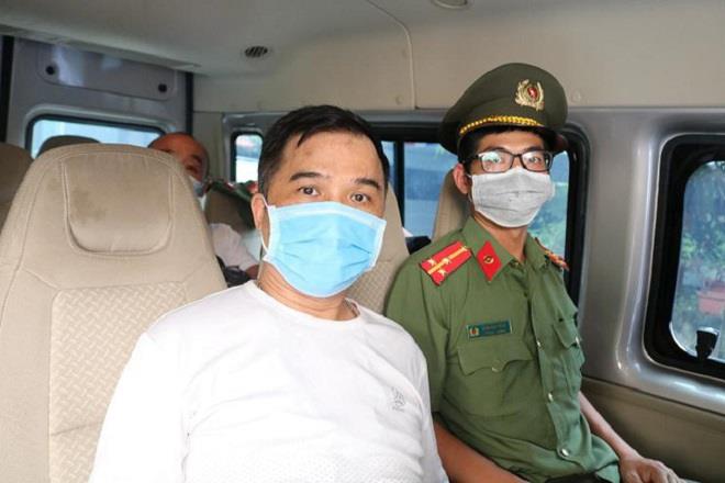 Tổ công tác dẫn giải  Poon Chung Leung lên Lào Cai và phối hợp với Công an tỉnh Lào Cai tiến hành các thủ tục buộc xuất cảnh về Trung Quốc. Ảnh: CAHP.