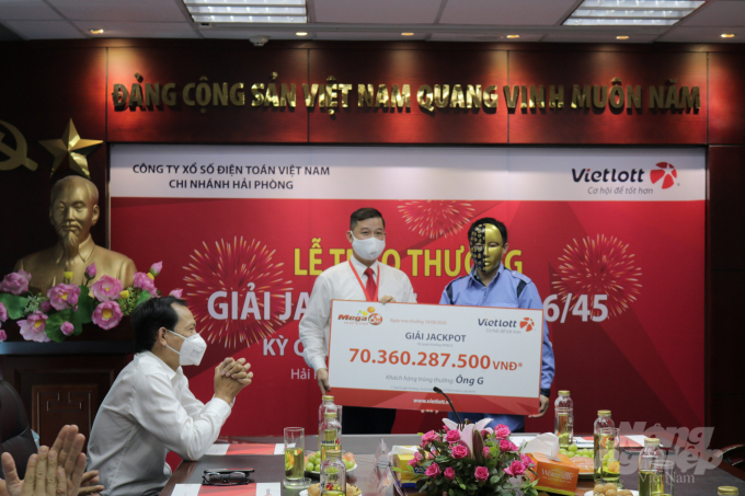 Anh G nhận giải tại Công ty Xổ số Điện toán Việt Nam, chi nhánh Hải Phòng sáng 19/8. Ảnh: NNVN.