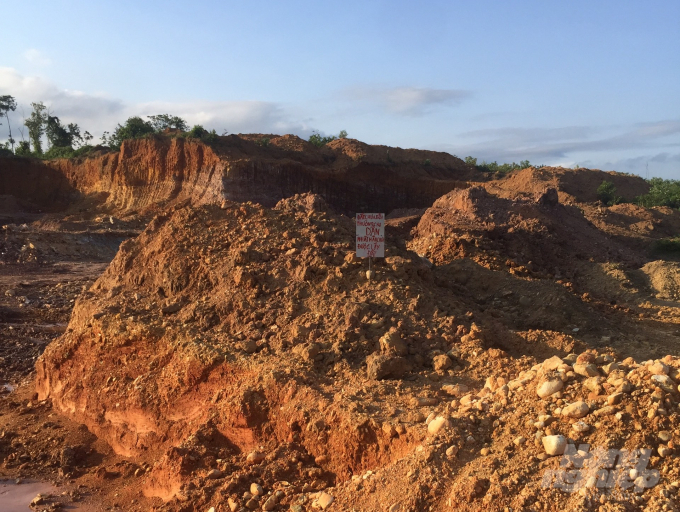 Mỏ đất tại xã Quảng Nghĩa chưa được đền bù nhưng DN đã lấy đất san nền. Ảnh: NNVN.