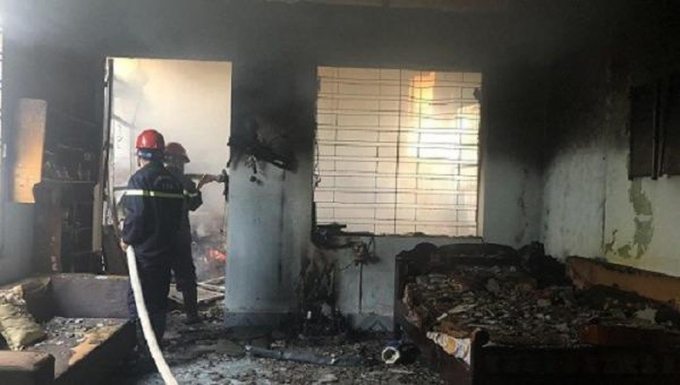 Vụ hỏa hoạn khiến toàn bộ đồ đạc trong ngôi nhà 2 tầng bị thiêu rụi. Ảnh: CTV.