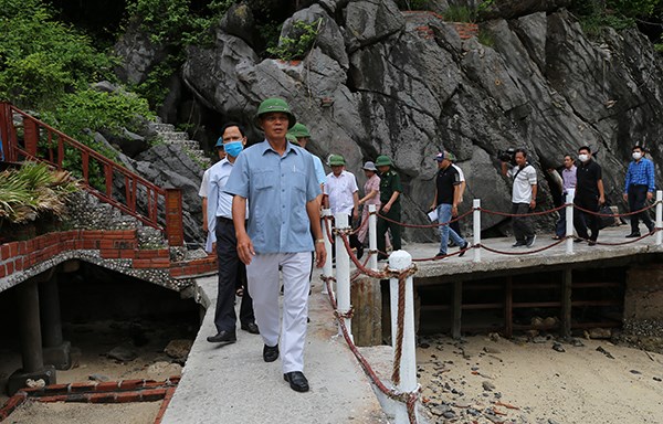 Ông Nguyễn Văn Tùng - Chủ tịch UBND TP Hải Phòng kiểm tra công trình sai phạm tại Vườn quốc gia Cát Bà. Ảnh: HPGOV.