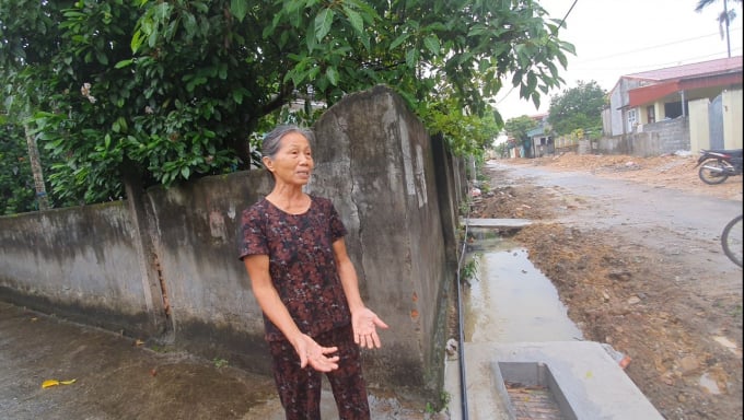 Bà Trịnh Thị Bon tỏ ra bất lực, không biết gia đình bà sẽ thoát nước như thế nào. Ảnh: Đinh Mười.