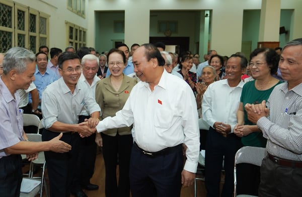 Cử tri chào đón Thủ tướng tại buổi tiếp xúc cử tri sáng 13/10. Ảnh: VGP/Quang Hiếu