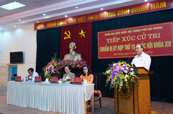 Thủ tướng Nguyễn Xuân Phúc trực tiếp giải đáp, làm rõ những vấn đề mà dư luận đang quan tâm. Ảnh: VGP/Quang Hiếu.