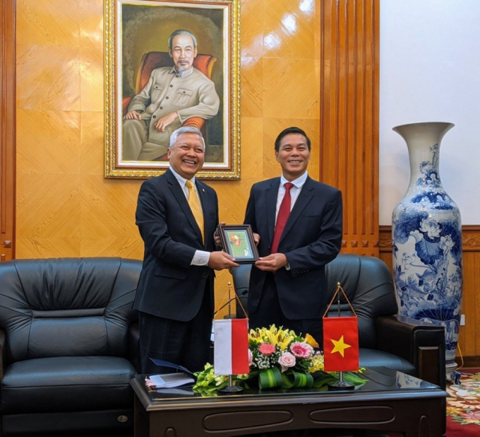 Ông Nguyễn Văn Tùng - Chủ tịch UBND TP Hải Phòng tặng quà Đại sứ Ibnu Hadi tại buổi gặp mặt. Ảnh: Trâm Bầu.