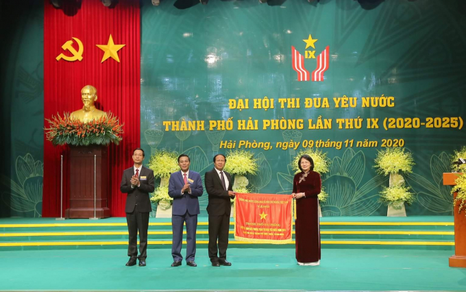 Phó Chủ tịch nước Đặng Thị Ngọc Thịnh tặng Cờ thi đua của Chính phủ cho đại diện TP Hải Phòng. Ảnh: Hồng Phong.