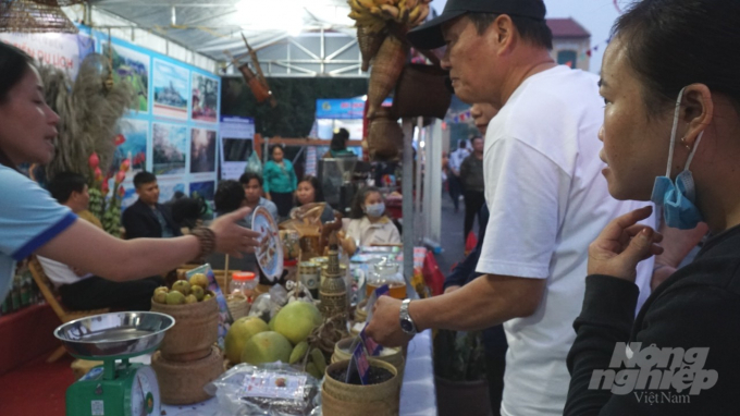 Nông sản được mang đến từ tỉnh Điện Biên thu hút người dân Hải Phòng. Ảnh: Đinh Mười.