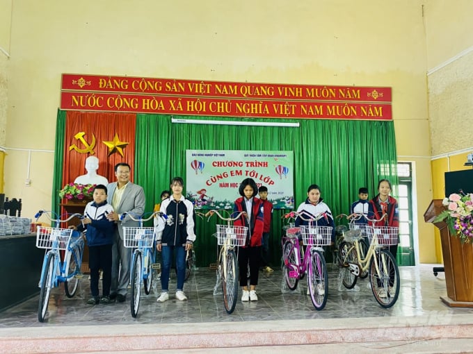 Đại diện Báo Nông nghiệp Việt Nam trao tặng xe đạp cho em học sinh ở huyện Lục Ngạn. Ảnh: NNVN.