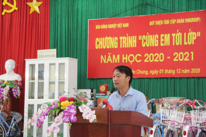 Ông Lê Trọng Đảm, Phó TBT Báo NNVN phát biểu tại lễ trao tặng xe đạp cho học sinh. Ảnh: Phạm Hiếu
