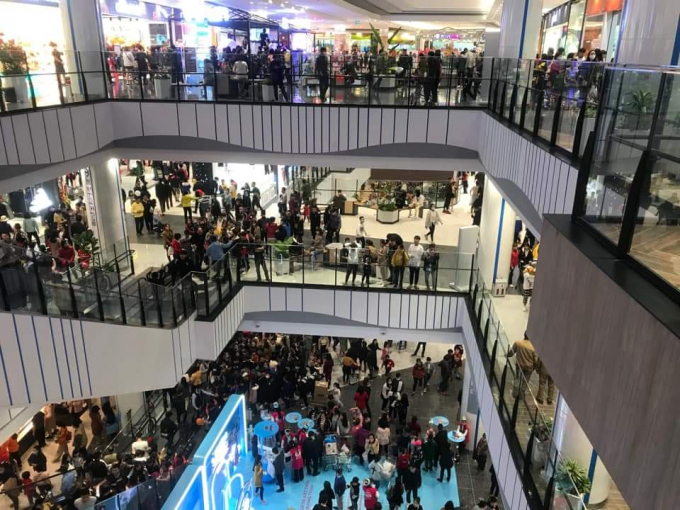 Kẻ gian lợi dụng đông người tại TTTM Aeon Mall Lê Chân để móc túi. Ảnh: Đinh Mười.