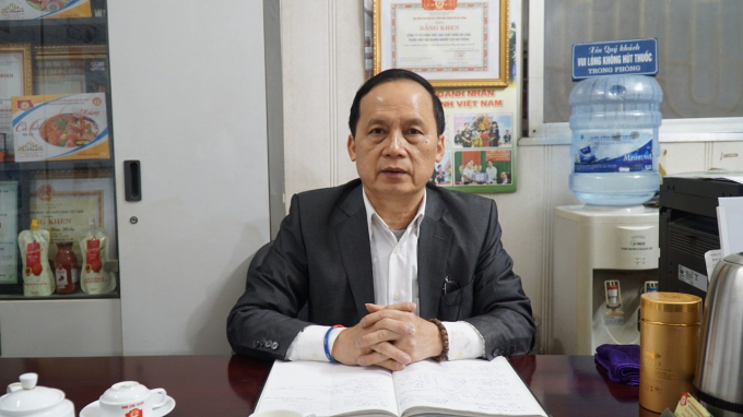 Ông Nguyễn Hữu Miền chia sẻ với PV. Ảnh Đinh Mười.