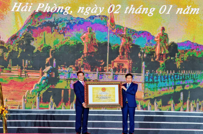 Ông Nguyễn Văn Tùng (bên trái ảnh) nhận Bằng công nhận Di tích lịch sử Quốc gia từ Bộ Văn hóa - Thể thao và Du lịch. Ảnh: HP.