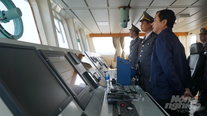 Ông Trần Đình Luân, Tổng cục trưởng Tổng cục Thủy sản kiểm tra công tác vận hành tàu kiểm ngư KN -168 để hoàn thành tốt nhiệm vụ. Ảnh: Đinh Mười.