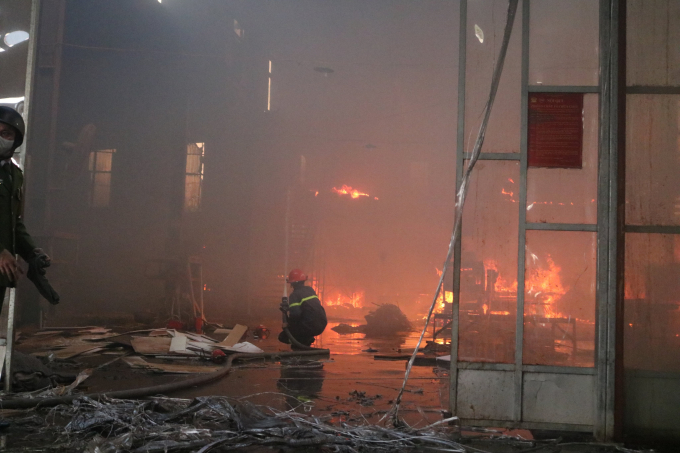 Xưởng gỗ bị cháy rộng hàng nghìn m2. Ảnh: Thanh Nga.