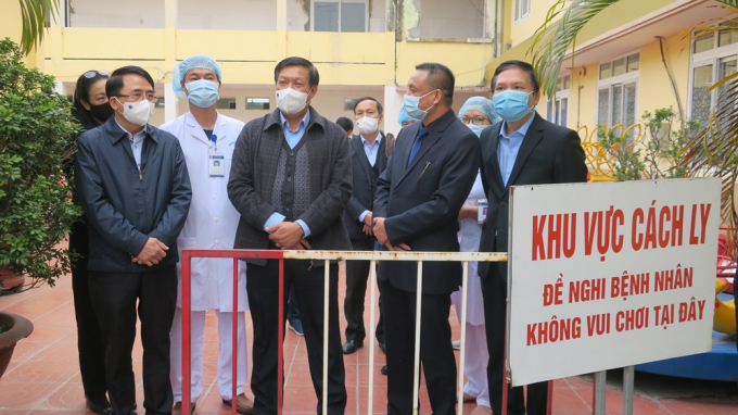Đoàn công tác kiểm tra việc cách ly và phòng chống dịch Covid-19 tại Bệnh viện Trẻ em Hải Phòng. Ảnh: Hồng Nhung.