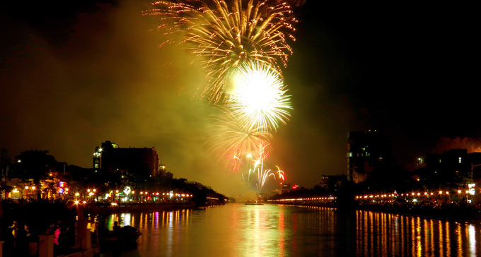 Bắn pháo hoa trên sông Tam Bạc, TP Hải Phòng Tết 2020. Ảnh: Tư liệu.