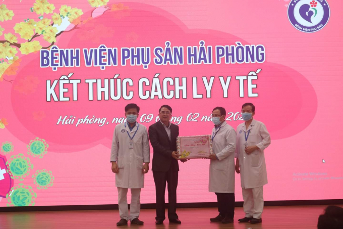 Ông Lê Khắc Nam - Phó Chủ tịch UBND TP Hải Phòng chúc mừng và tặng quà động viên y, bác sĩ Bệnh viện Phụ sản. Ảnh: BVPSHP.