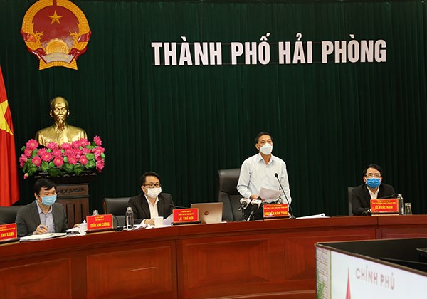 Ông Nguyễn Văn Tùng, Chủ tịch UBND TP Hải Phòng chủ trì cuộc họp về công tác phòng chống dịch Covid-19 chiều 15/2. Ảnh: Nguyễn Hải.