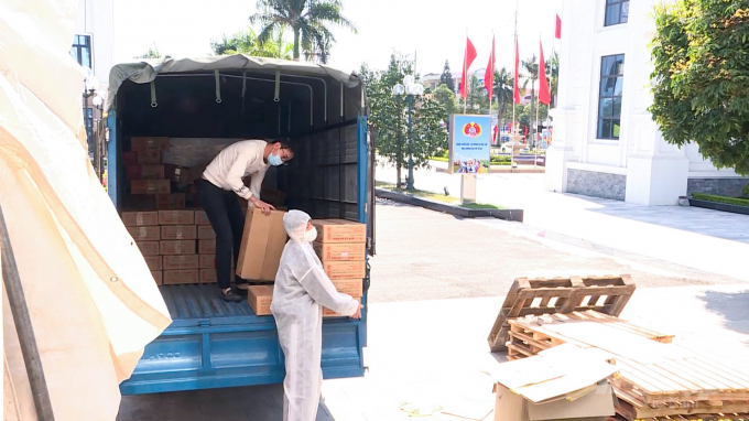 Một số doanh nghiệp xuất khẩu nông sản ở Hải Dương xác nhận đã xe về bốc hàng hóa đưa ra cảng Hải Phòng sau khi đảm bảo công tác phòng chống dịch theo yêu cầu. Ảnh: Đinh Mười.
