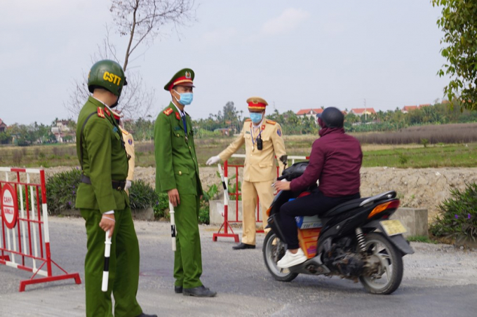 Lực lượng chức năng phong tỏa thôn Lôi Động, xã Hoàng Động. Ảnh: Minh Hảo.