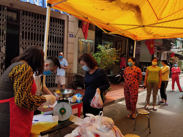 Người dân tại phường Dư Hàng, quận Lê Chân xếp hàng nhận thực phẩm hỗ trợ miễn phí. Ảnh: TPHP.