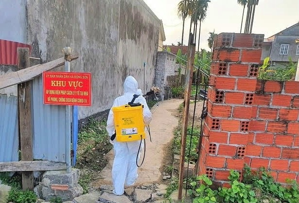 Lực lượng y tế phun khử khuẩn tại nơi chị Ph., sinh sống ở xã Mỹ Đồng, huyện Thủy Nguyên. Ảnh: Vũ Duyên.