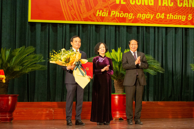 Ông Trần Lưu Quang (bên trái) được phân công làm Bí thư Thành ủy Hải Phòng, thay ông Lê Văn Thành vừa được bầu làm Phó Thủ tướng Chính phủ. Ảnh: HPGOV.