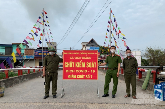Lập chốt kiểm soát dịch Covid-19 tại xã Tiên Thắng, huyện Tiên Lãng. Ảnh: NNVN.